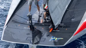 Esta regata fue marcada por un combate tenso e intenso. Luna Rossa sufrió un revés mayor con la ruptura de su traveller, un componente esencial para el control de la vela principal, lo que afectó gravemente su rendimiento. A pesar de un buen inicio, esta falla técnica dejó el camino libre a American Magic para tomar la ventaja y finalmente ganar la carrera, manteniendo así sus posibilidades de calificar para la final.