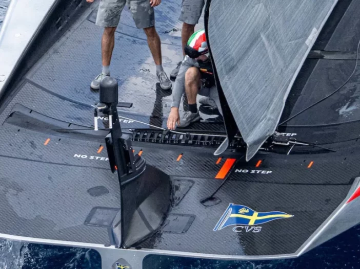 Esta regata fue marcada por un combate tenso e intenso. Luna Rossa sufrió un revés mayor con la ruptura de su traveller, un componente esencial para el control de la vela principal, lo que afectó gravemente su rendimiento. A pesar de un buen inicio, esta falla técnica dejó el camino libre a American Magic para tomar la ventaja y finalmente ganar la carrera, manteniendo así sus posibilidades de calificar para la final.