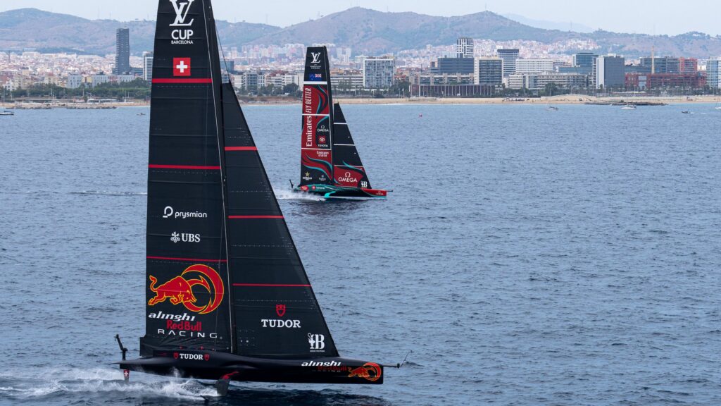 Las aguas costeras de Barcelona serán el escenario de las carreras, caracterizadas por brisas ligeras a moderadas. Se espera que estas condiciones jueguen un papel significativo en la competencia, favoreciendo potencialmente a los equipos hábiles en la navegación táctica en tales ambientes.