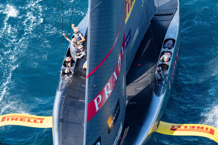 L'équipe de Luna Rossa, sous la barre expérimentée de Jimmy Spithill et Francesco Bruni, a dû surmonter une série de défis techniques significatifs, notamment une grave avarie qui a exigé une intervention nocturne de leur équipe technique pour remettre le navire en état de marche. Cette réparation rapide a permis à l'équipe italienne de battre American Magic avec un score final de 5 à 3 lors de leur dernier affrontement.