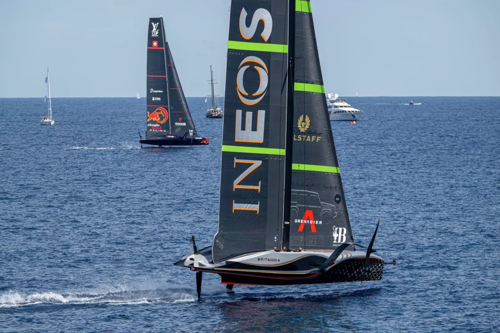 Lors de la 12ᵉ journée de la Louis Vuitton Cup, les conditions étaient particulièrement difficiles avec des vents forts et une mer agitée, mettant à l'épreuve les compétences et la résistance des équipages.