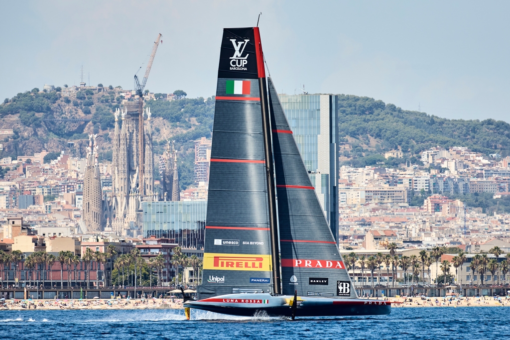 Coppa America a Barcellona Colpi di Scena e Sfide nella Finale della Louis Vuitton Cup La finale della Louis Vuitton Cup a Barcellona continua a catturare l'attenzione degli appassionati di vela con sviluppi inaspettati e prestazioni notevoli.